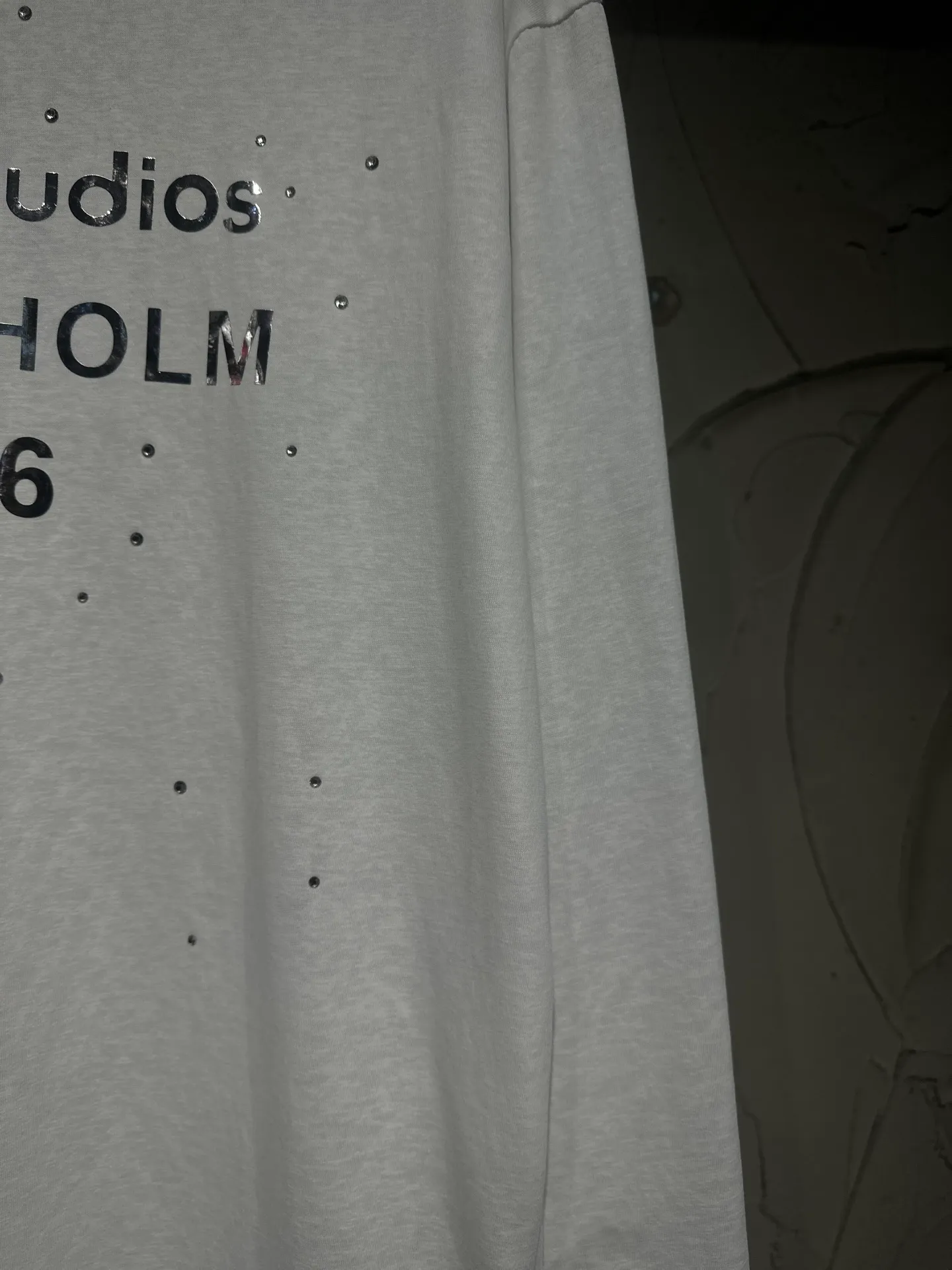 Acne Studios New Arrival North America Limited Laser Silver Silver Series Long Sleeve Hot Diamond T-Shirt Acne Studios Highest Edition Long Sleeve Series Long Sleeve T-shirt is one that you can’t help but love. The long-sleeved T os version is not picky. The snowflake cotton fabric feels soft and smooth and is not easy to wash. The fabric has been treated so it is stronger than the Quality counter. It can be used as sun protection clothing in summer. The same fabric as the original version is relatively thin. The feel and count are in place. The fried yellowing effect is cool. The printing effect is also in place. Details are online for comparison. 1 color and four sizes #long-sleeved T-shirt # #acne Color: White Black Size: S M LXL